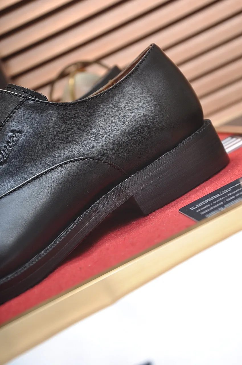 Men's shoes💰440💶Italy's top luxury men's shoe giant [GUCCI] (cowhide lining) has a new arrival🍃Original European style🔰 Pleasant to the eye😍In order to make the shoes more durable and non-deformable🌀The production continues to follow traditional methods but there is still no lack of innovation💪The original cowhide is chosen for the leather♻️ Smooth, natural and extra bright⭐Made of imported cowhide The rich man’s first choice 38-45 (45 customized)